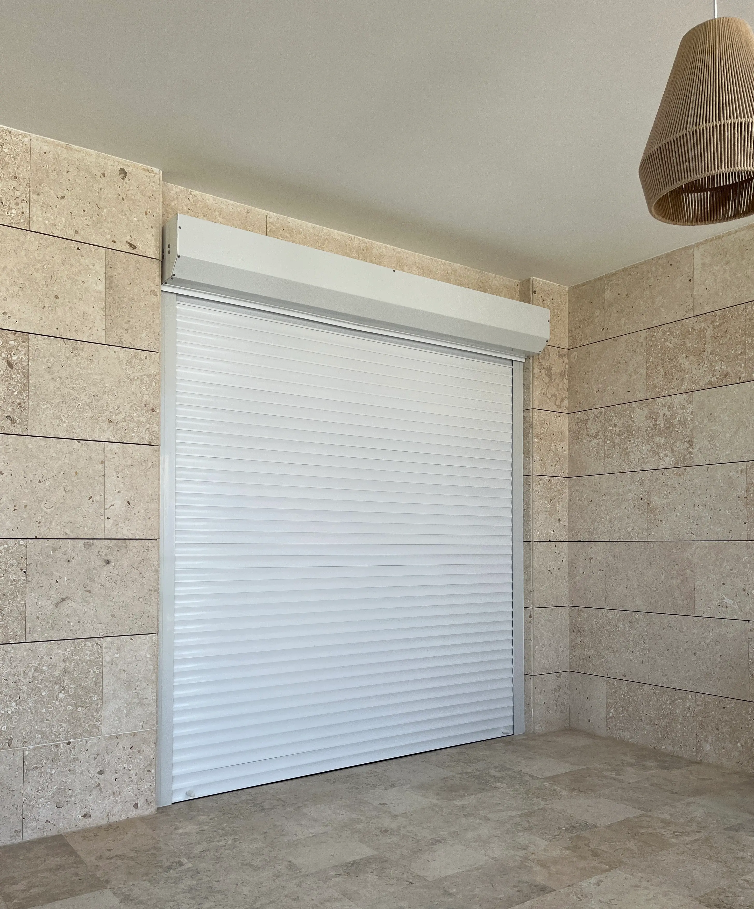 Cortina enrollable de aluminio bajada sobre puerta de acceso