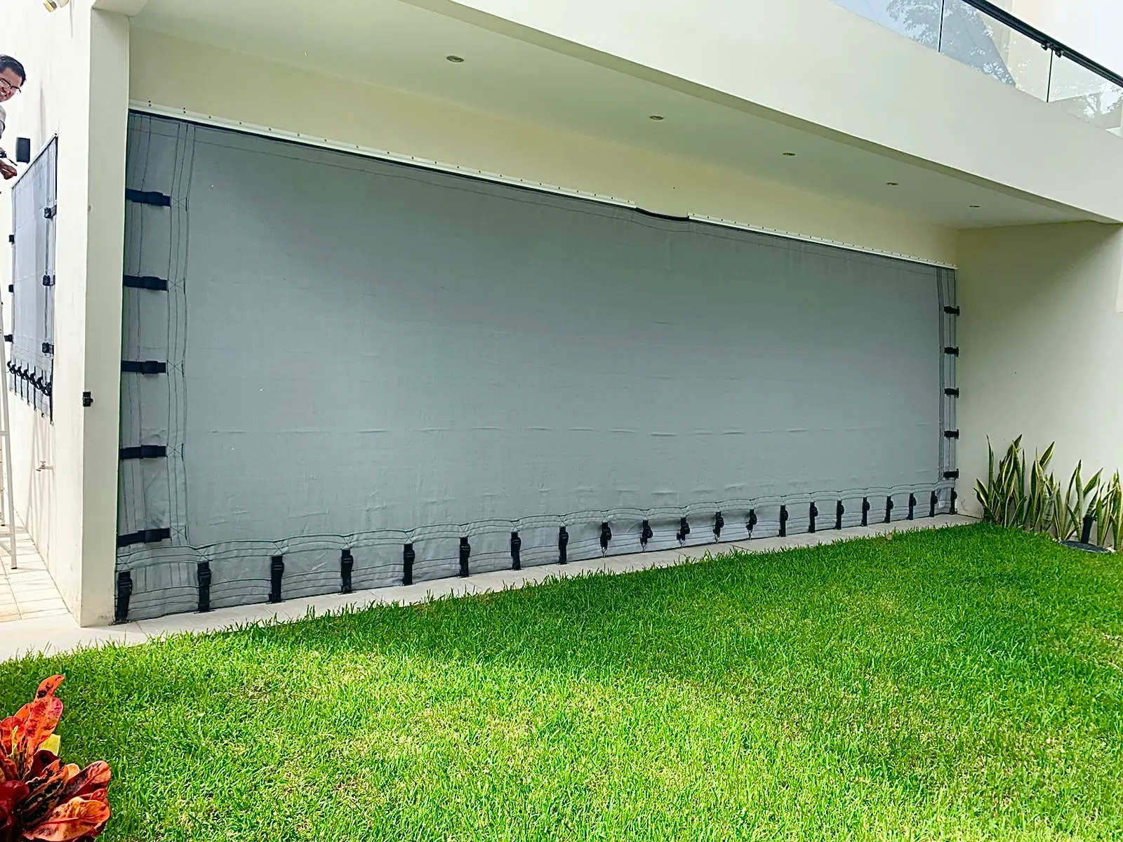 Vista de mallas anticiclónicas instaladas en terraza