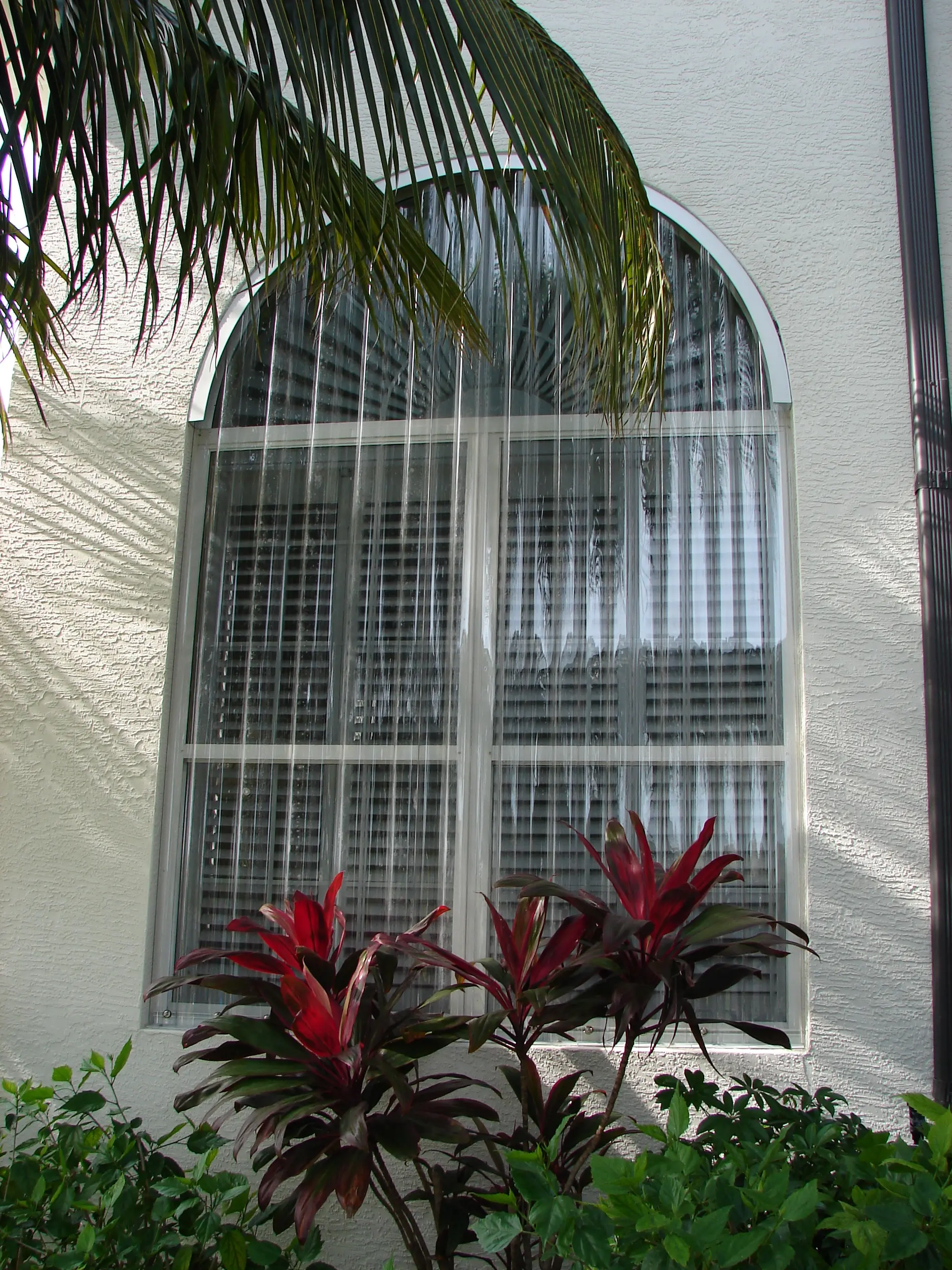 Panel de policarbonato instalado en ventana exterior