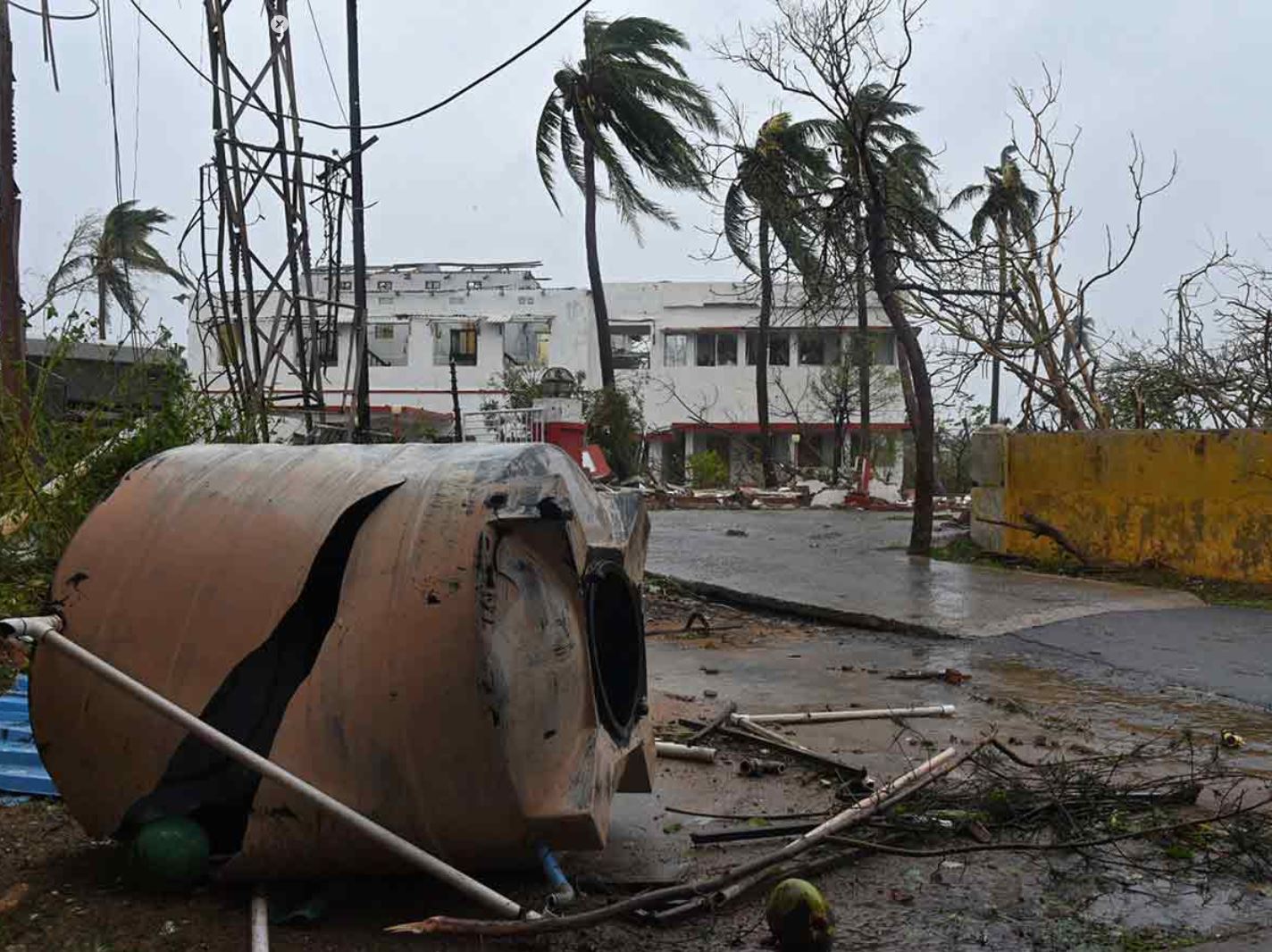 WORST CYCLONE IN INDIA LEAVES AT LEAST 3 DEAD